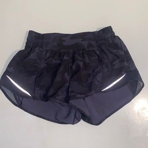 LULULEMON Hotty Hot High-Rise Short 2.5"  - CAMO